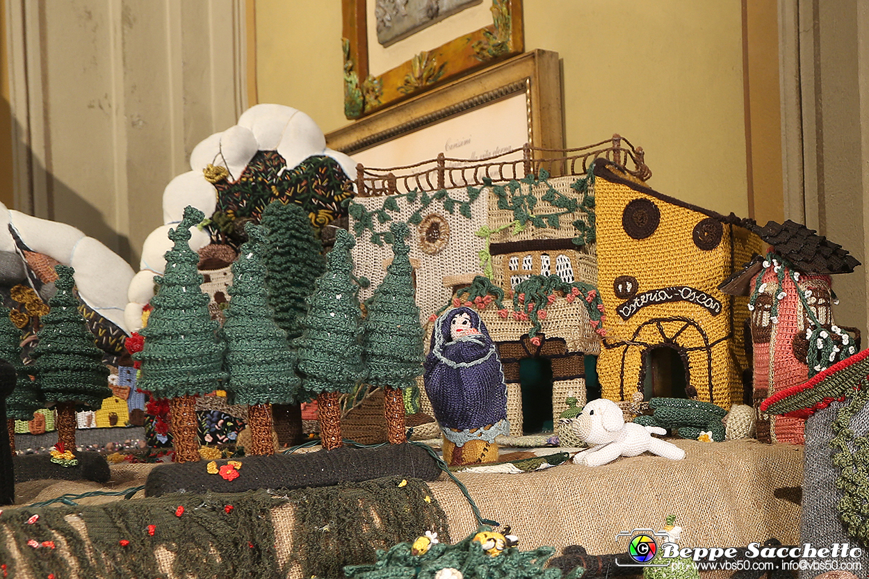 VBS_9124 - Presepio all'uncinetto Parrocchia SS. Cosma e Damiano.jpg